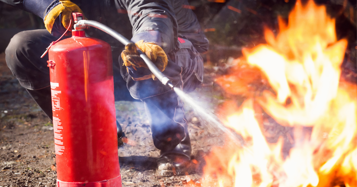 Esercitazione pratica durante un corso antincendio