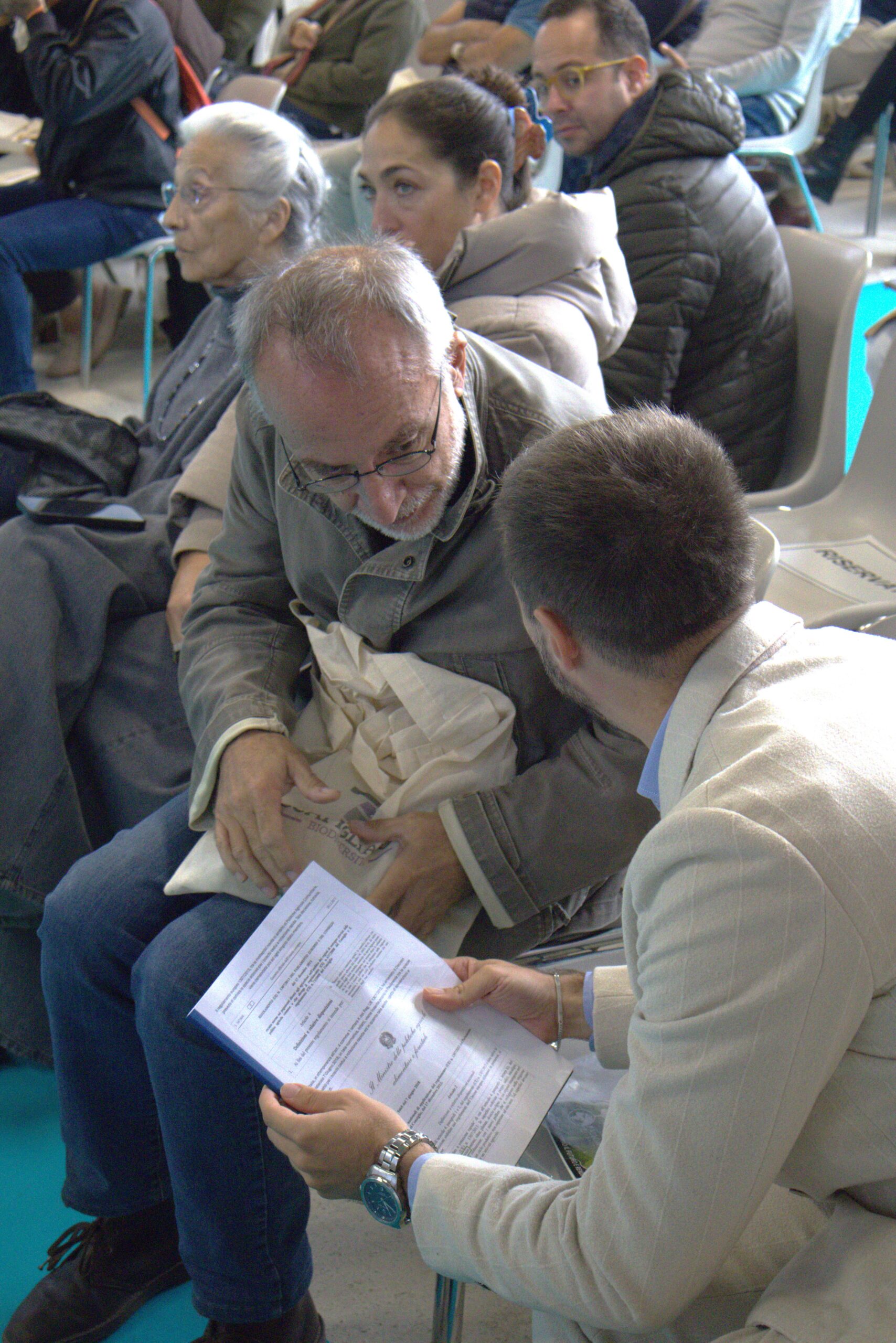 Il Prof. Stefano Mancuso e il Dott. Daniele Berruti davanti alle piante di Paulownia
