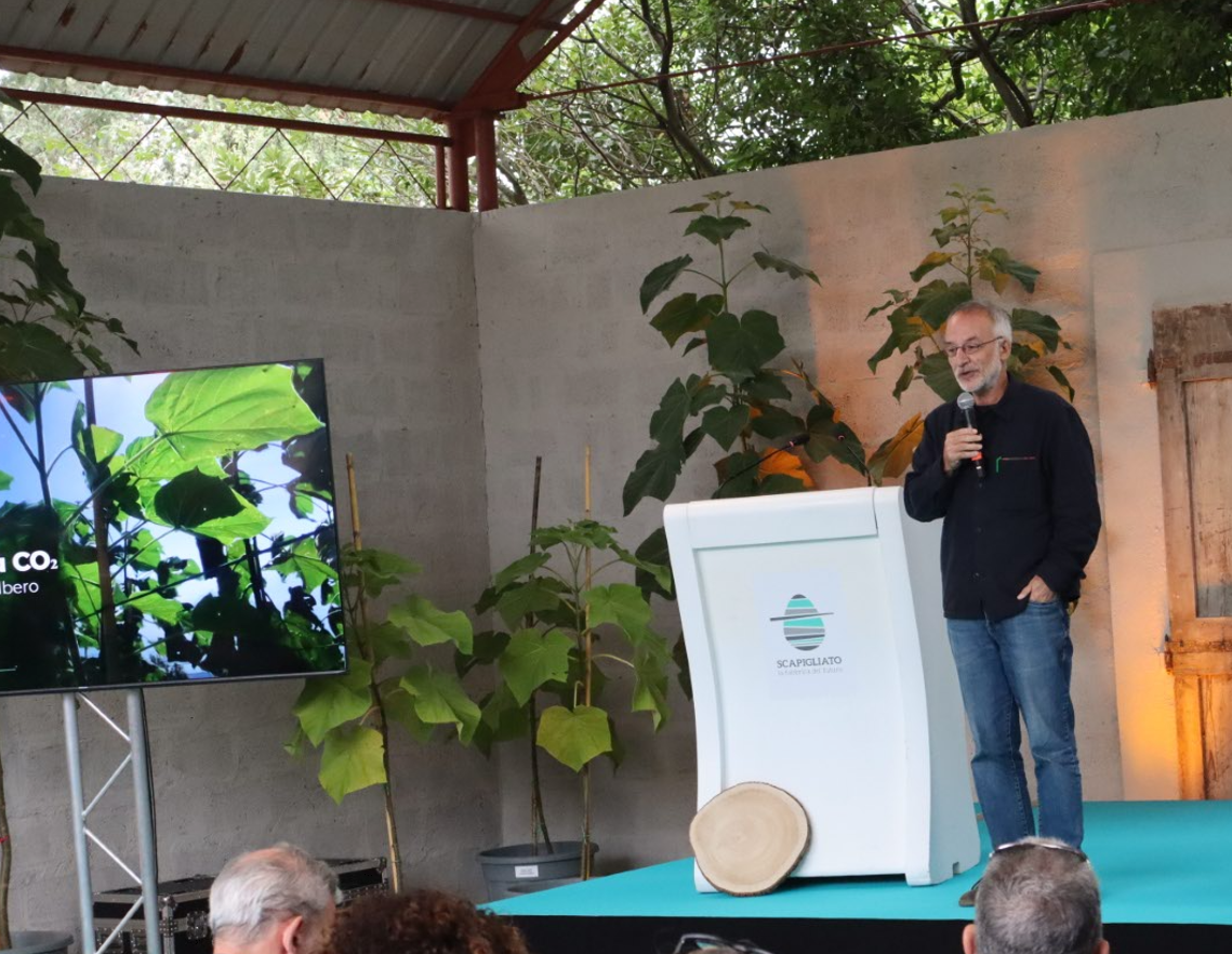 Il Prof. Stefano Mancuso tra le piante di Paulownia a Scapigliato