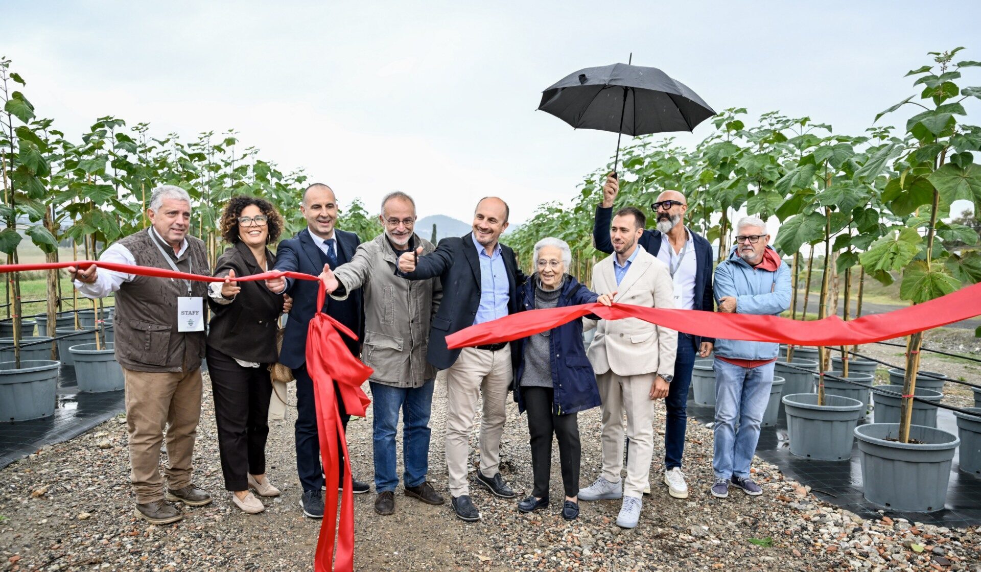 Taglio del nastro all’inaugurazione delle Paulownia a Scapigliato